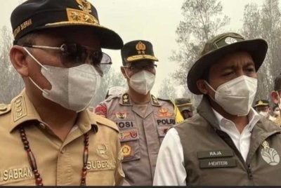 Raja Juli Antoni ketika mengadakan lawatan ke Kalimantan. Foto: Agensi