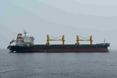 Sebuah kapal kargo asing selepas dikesan bersauh tanpa kebenaran di kedudukan kira-kira 23.4 batu nautika barat daya Tanjung Lumba-Lumba, perairan Perak dekat Lumut, Selasa lalu. Foto: Maritim Malaysia