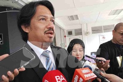 Mohd Azlan ditemui di luar mahkamah pada Khamis.