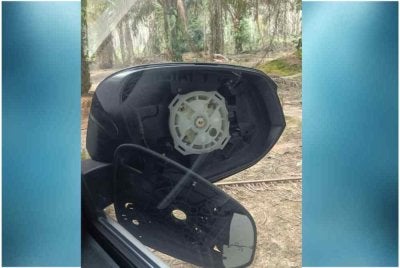 Keadaan cermin sisi Toyota Hilux dipercayai dirosakkan suspek.