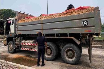 Anggota JPJ melaksanakan pemeriksaan ke atas sebuah lori yang didapati membawa muatan melebihi had pada Rabu. Foto: JPJ Selangor