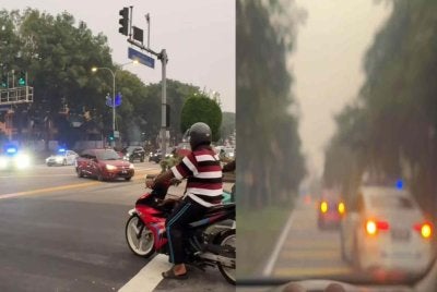 Adegan MPV mengejar Proton Saga merah dinaiki pasangan kekasih yang melarikan diri ketika pemeriksaan polis.