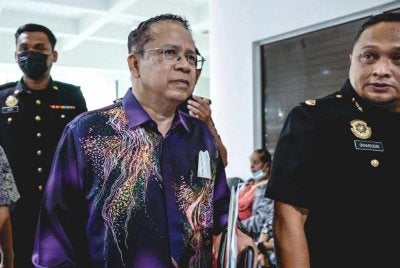 Bekas pengarah pusat pendidikan di sebuah universiti awam mengaku tidak bersalah di Mahkamah Sesyen Shah Alam atas dua pertuduhan menyalahgunakan kedudukan bagi mendapatkan kontrak pekerjaan bernilai keseluruhan RM3.12 juta pada 2022. Foto Bernama

