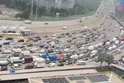 Kesesakan dilaporkan berlarutan hingga tengah hari apabila pengguna masih berkongsi keadaan trafik sesak setakat 12.40 tengah hari tadi. Foto tangkap layar video pengguna Threads