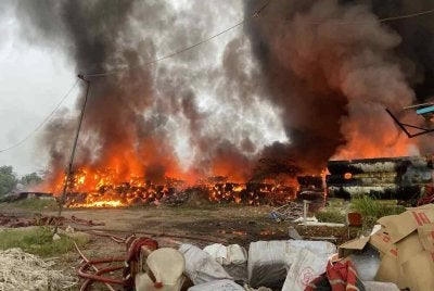 Anggota bomba menjalankan operasi pemadaman kebakaran di tapak pelupusan sampah di Kampung Pasir Putih, Pasir Gudang yang masih berterusan sejak malam Rabu. - Foto JBPM Johor 