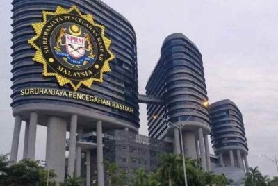 Kehadiran Norhazelim, isteri kepada Nazir Hussin ke Ibu Pejabat SPRM di Putrajaya pada Rabu bagi membantu siasatan bukannya ditahan atau ditangkap