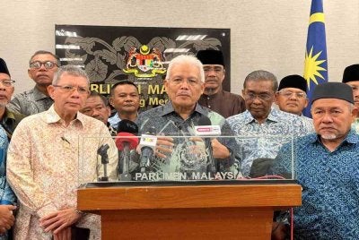 Hamzah (tengah) pada sidang akhbar di Pusat Media Parlimen, pada Khamis.