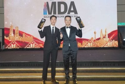 Timbalan Ketua Pegawai Eksekutif LBS, Lim Kim Kiat (kanan) dan Pengurus Besar Bahagian Prestasi dan Kecemerlangan Kumpulan LBS, Kok Chiau Wei memegang trofi Anugerah Carta Utama serta Anugerah Kualitatif Terbaik di MDA 2026.