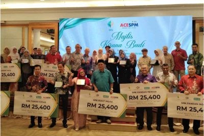 Pihak pengurusan TZA bergambar bersama wakil pihak sekolah selepas sesi penyampaian sumbangan pada Majlis Kirana Budi Yayasan TZA di sini pada Khamis.