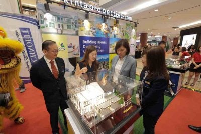 Sandrea ketika meninjau pameran perumahan pada Ekspo Hartanah Malaysia (MAPEX) 2026 di Aeon Mall Kinta City di Ipoh pada Khamis.