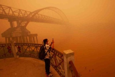 Keadaan jerebu yang masih tidak membaik membuatkan segelintir rakyat Indonesia mahukan negara jiran memberi lebih tekanan kepada Jakarta. Foto Agensi