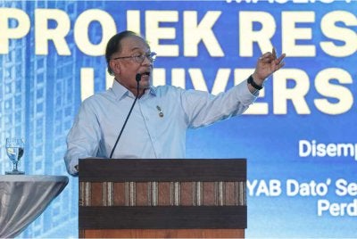 Anwar berucap pada Majlis Pelancaran Projek Residensi Siswa Universiti Malaya di Kolej Kediaman 5, Universiti Malaya. Foto Bernama