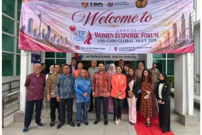 Tengku Amir (lima dari kanan), Nazir Ariff (empat dari kiri) dan Asra Jehan (empat dari kanan) bergambar bersama-sama jawatankuasa penganjur semasa Persidangan Kepimpinan Perlindungan Kanak-kanak Kebangsaan 2026 di IYC Kuala Lumpur pada Khamis.