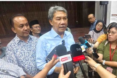 Mohamad ditemui pemberita selepas menyampaikan sumbangan bagi Parlimen Rembau di Dewan Orang Ramai Rantau.