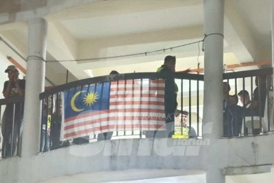 Seorang wanita maut dipercayai dibunuh suaminya dalam kejadian di sebuah rumah di Kuarters KLIA di sini pada Khamis.
