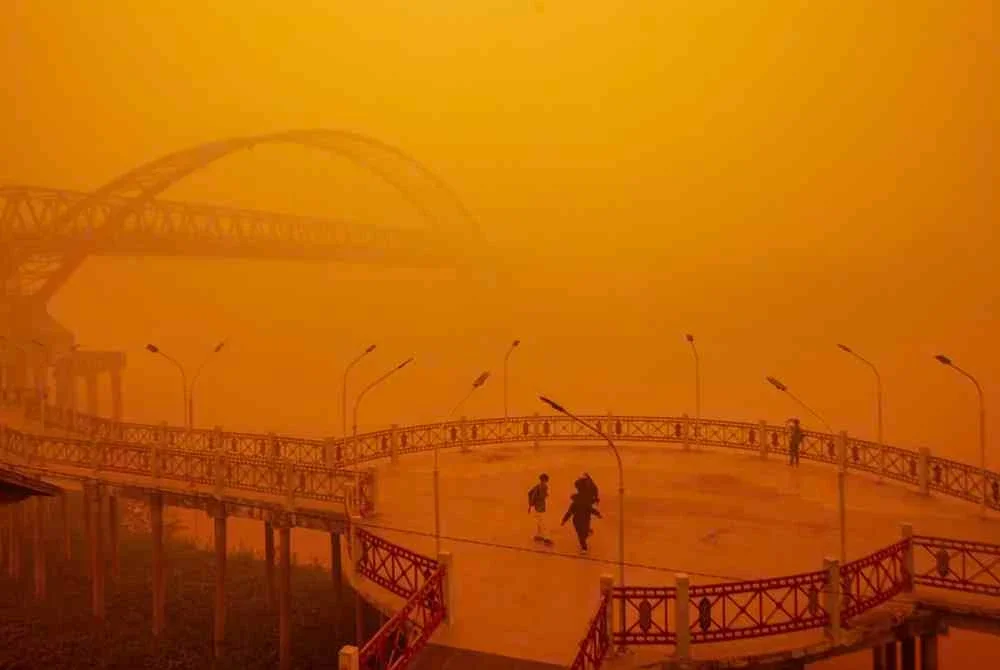 Penduduk berjalan dalam keadaan jerebu tebal akibat kebakaran hutan di Palangka Raya, Kalimantan Tengah, pada Rabu. Foto Agensi