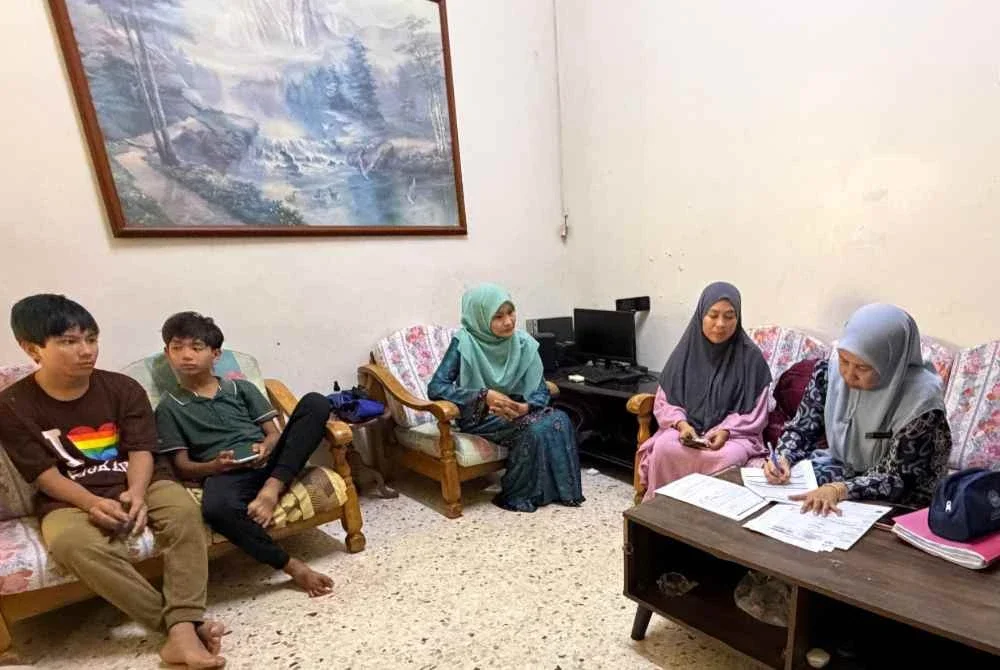 Keluarga berkenaan menerima kunjungan ahli jawatankuasa Persatuan Rakan Grab Malaysia (PRGM) yang diketuai pengerusinya, Shanlee Tan Shamsuri Tan.Turut hadir, Pegawai Prihatin Sinergi PERKESO Melaka, Izrawati Ibrahim.