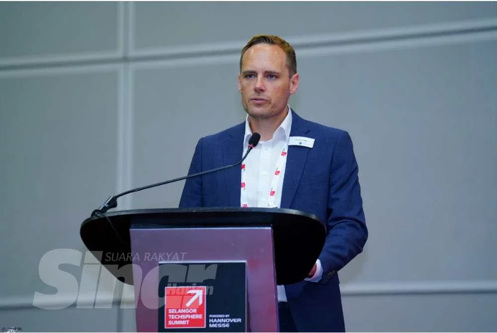 Tim berucap pada Majlis Pelancaran STS 2026 yang dianjurkan sempena Sidang Kemuncak Perniagaan Antarabangsa Selangor 2026 di Pusat Konvensyen Kuala Lumpur pada Rabu. Foto: MOHD HALIM ABDUL WAHID