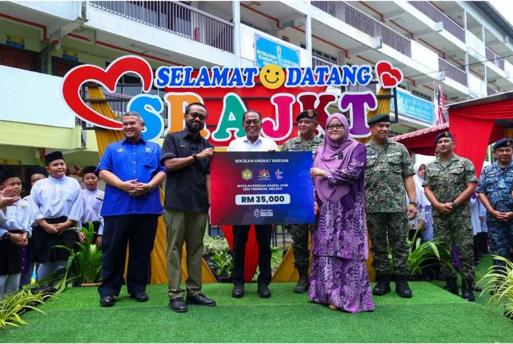 LTAT turut memperuntukkan RM35,000 bagi menaik taraf kemudahan surau di Sekolah Rendah Agama Jabatan Agama Islam Melaka (JAIM) di Kem Terendak