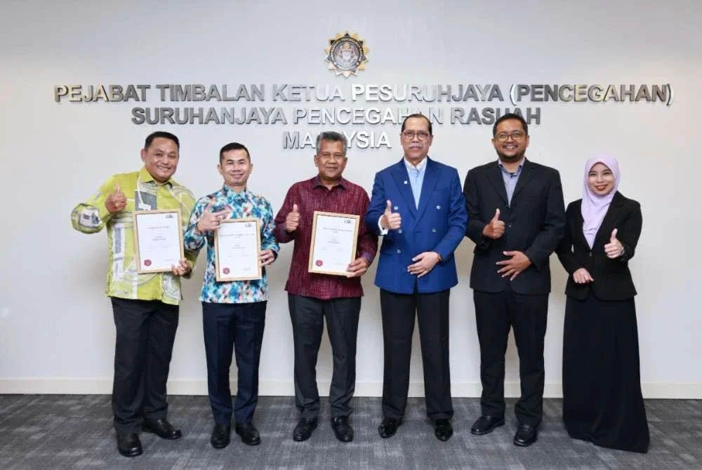 Lima pegawai kanan SPRM menerima pengiktirafan Fellowship Chartered Management Institute (FCMI) dari United Kingdom selepas menamatkan pengajian dalam bidang pengurusan dan pentadbiran perniagaan.