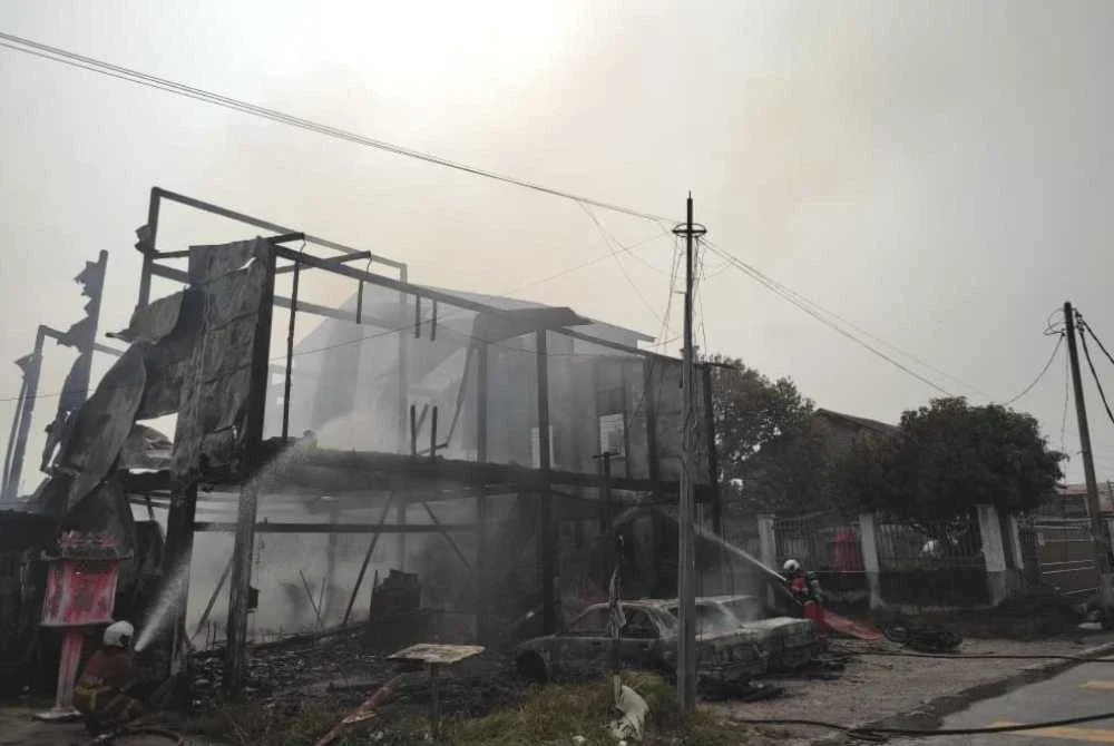 Dua beradik perempuan masing-masing berusia 15 dan 18 tahun maut selepas terperangkap dalam kebakaran rumah di Kampung Koh, Sitiawan pada Jumaat. Foto JBPM Perak