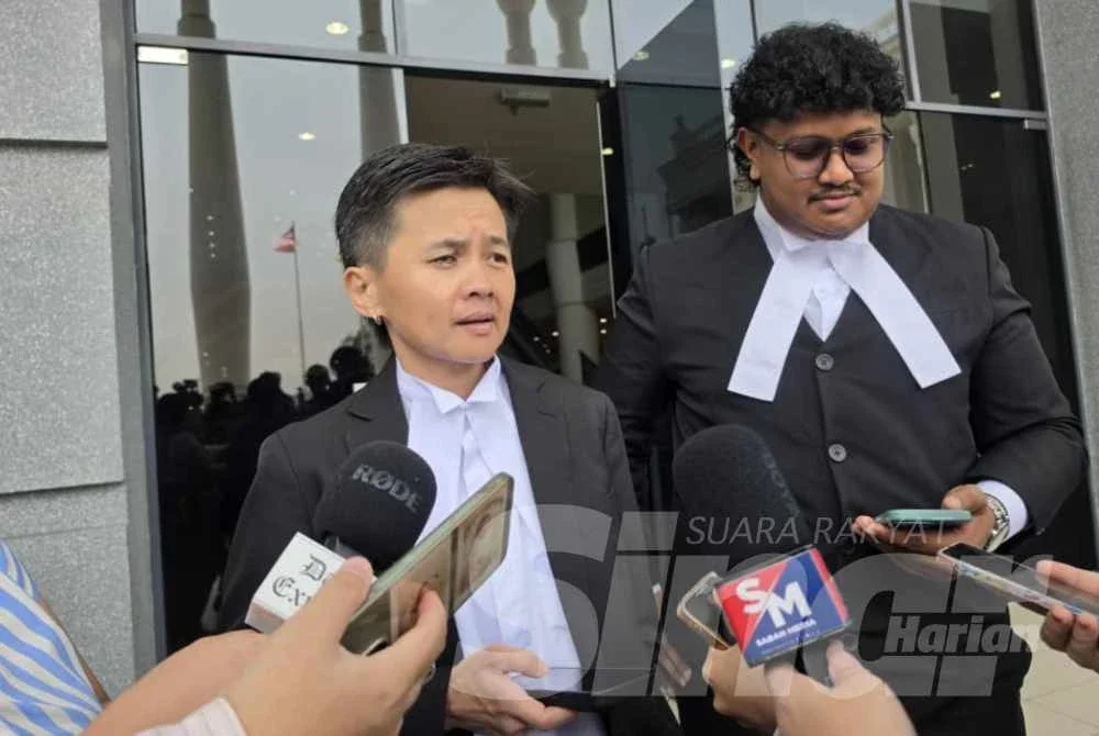 Joan ketika ditemui pemberita di pekarangan Mahkamah Kota Kinabalu.
