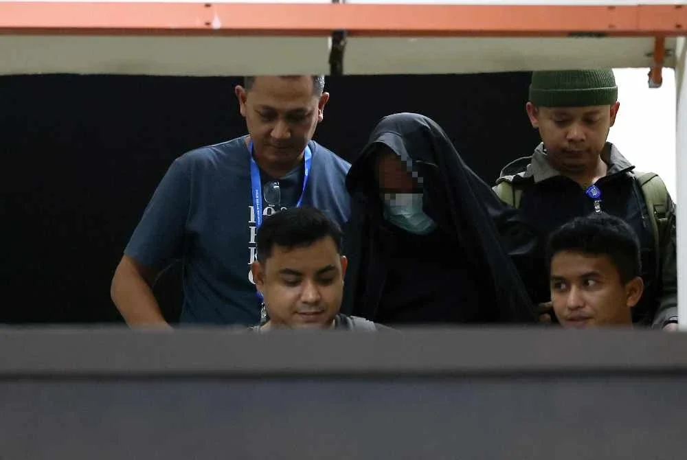 Seorang lelaki yang dipercayai suami kepada pegawai wanita Jabatan Kastam Diraja Malaysia (JKDM) yang ditemukan maut, dibawa oleh anggota polis berhampiran kediaman di Kuarters Lapangan Terbang Antarabangsa Kuala Lumpur (KLIA) bagi membantu siasatan.