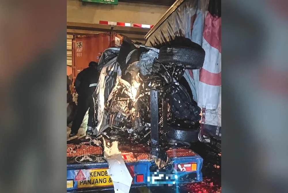 Keadaan kenderaan milik JPJ yang dirempuh lori dalam kejadian itu.