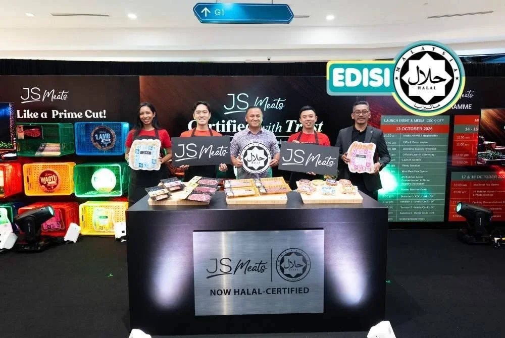 USTAZ Imran (tengah) dan Daniel (dua dari kiri) bersama produk JS Meats yang memperoleh sijil halal Jakim baru-baru ini.