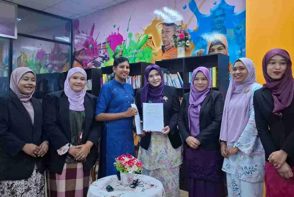 Tina (empat dari kanan) menyerahkan memorandum Aspirasi Wanita Muda sempena Belanjawan Madani 2027 kepada S Kavaramma di Pusat Transformasi Bandar (UTC) Perak di Ipoh, pada Jumaat.