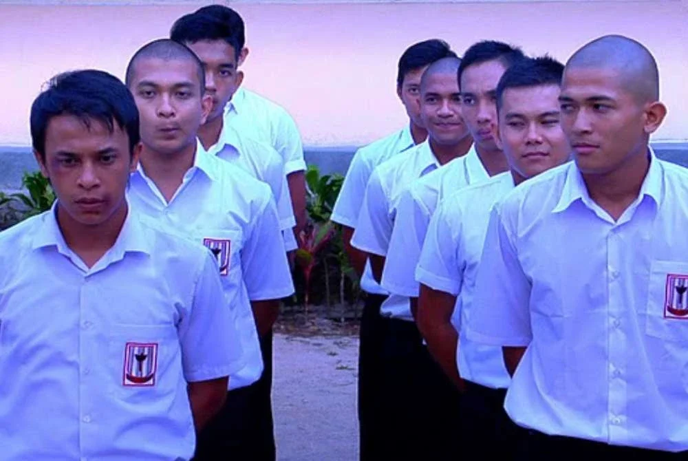 Ada anak yang menampilkan sikap, perangai dan tingkah laku yang berbeza apabila ibu bapa tiada di sisi. Gambar hiasan