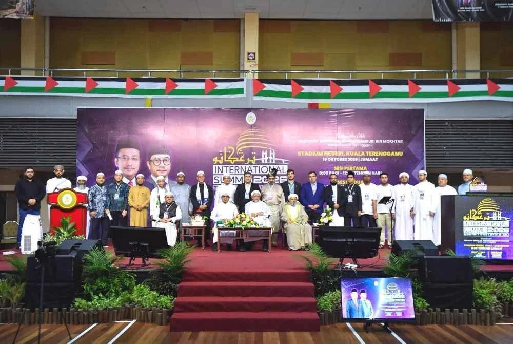 Antara barisan delegasi ulama antarabangsa dan dalam negara yang menghadiri Majlis Perasmian Terengganu International Summit 2026 di Stadium Negeri di Kuala Terengganu pada Jumaat.