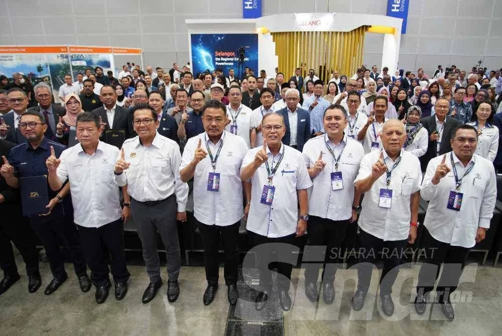 Wan Rosdy (tengah) selepas sidang akhbar Majlis Pertukaran Dokumen Memorandum Persefahaman (MoU) yang berlangsung di Selangor International Business Summit (SIBS) 2026, Pusat Konvensyen Kuala Lumpur pada Jumaat. Foto Rosli Talib