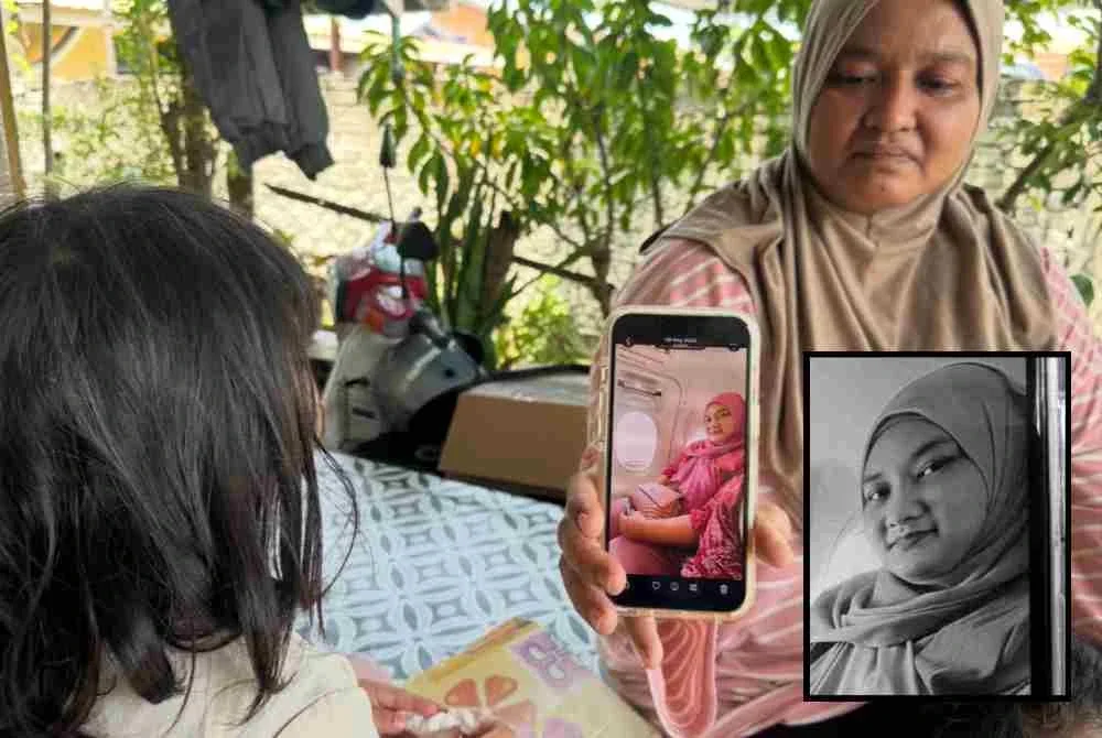 Marliza memegang gambar Norhazwani (gambar kecil) di telefon bimbit dan ditatap anak sulung mangsa.