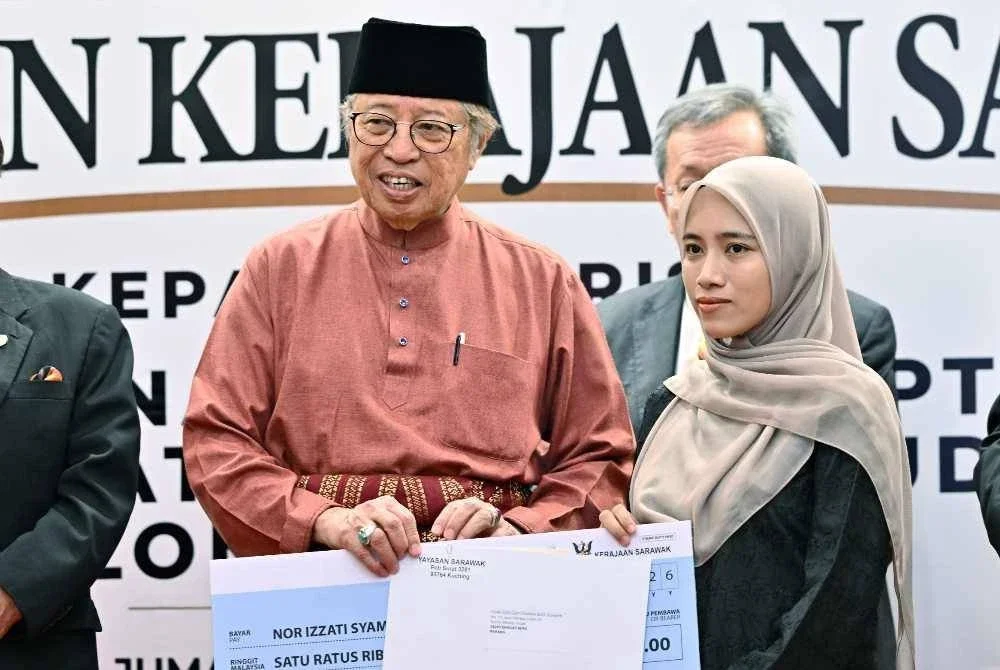 Abang Johari menyampaikan sumbangan kepada Nor Izzati Syamimi Suhaimi, balu juruterbang Kapten Zainol Afiq Bee Sham di Dewan Undangan Negeri Sarawak pada Jumaat.
Kerajaan negeri Sarawak menyumbang RM100,000 kepada setiap keluarga lima mangsa nahas helikopter Perkhidmatan Doktor Udara (FDS) di Long Lellang, Baram, pada 8 Sept lepas.
Selain itu, bantuan pendidikan menerusi Yayasan Sarawak turut disalurkan bertujuan meringankan beban keluarga mangsa, khususnya dalam memastikan kesinambungan pendidikan anak-anak mereka.
-- fotoBERNAMA (2026) HAK CIPTA TERPELIHARA
