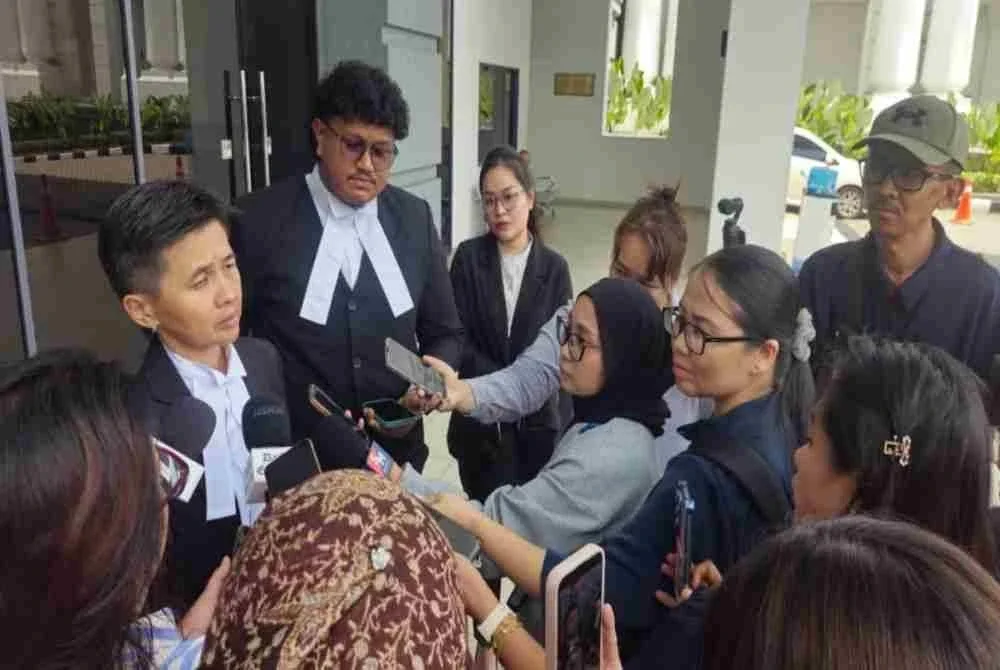 Petugas media menjalankan tugas membuat liputan sepanjang prosiding inkues Zara Qairina berlangsung di Mahkamah Kota Kinabalu.