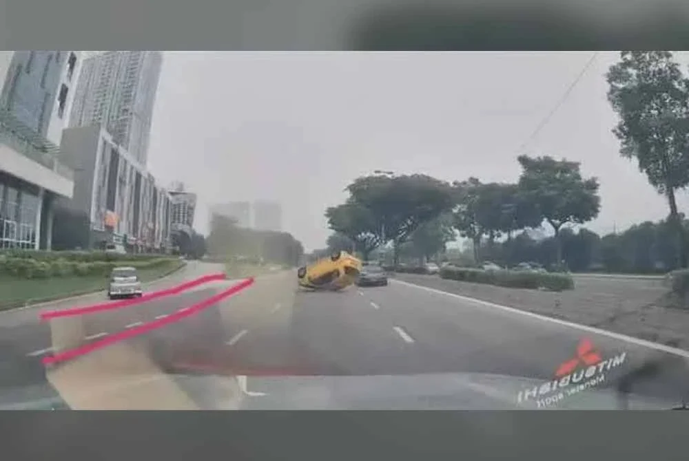 Tangkap layar video tular kemalangan membabitkan Perodua Myvi terbabit di media sosial.