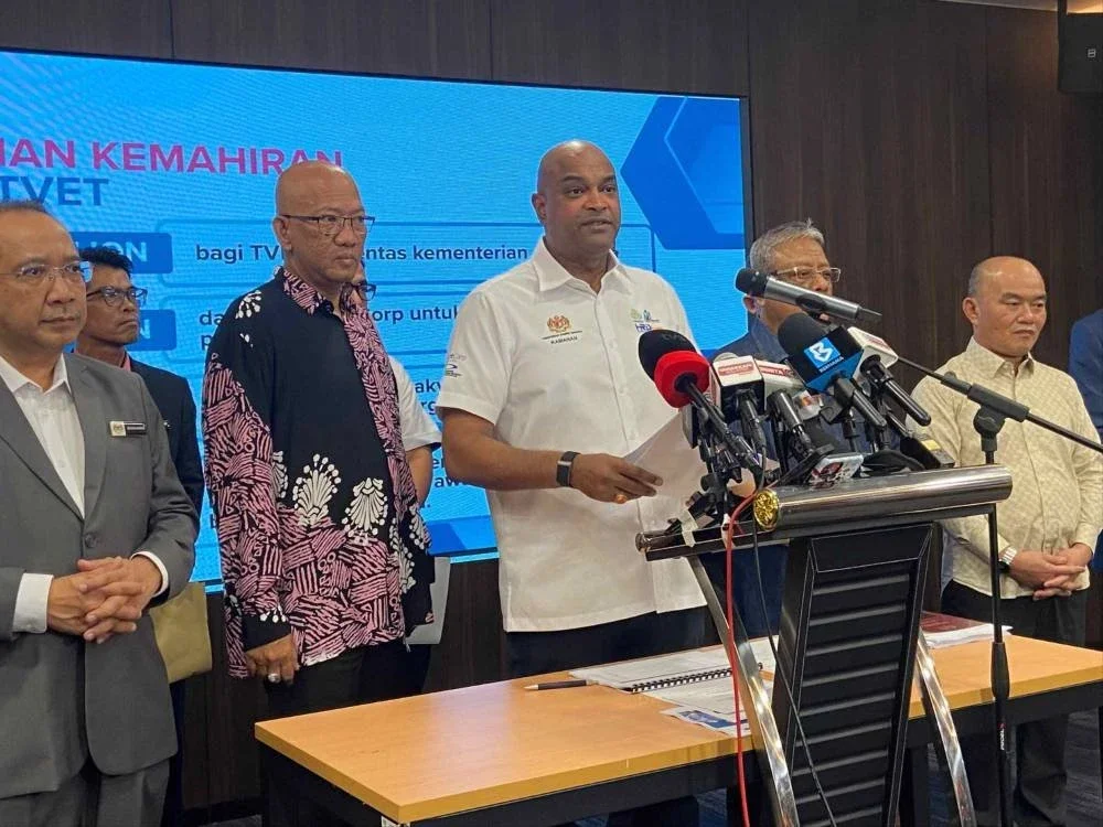 Ramanan (tengah) ketika sidang media di Menara Perkeso, Putrajaya pada Jumaat.