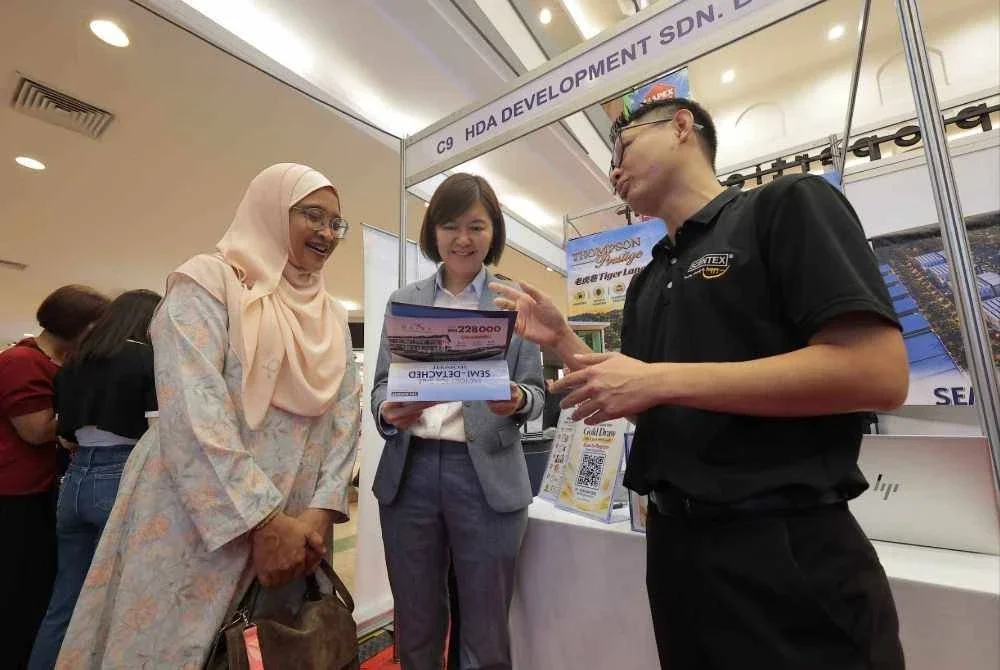 Sandrea (tengah) ketika meninjau pameran perumahan pada Ekspo Hartanah Malaysia (MAPEX) 2026 di Aeon Mall Kinta City di Ipoh.