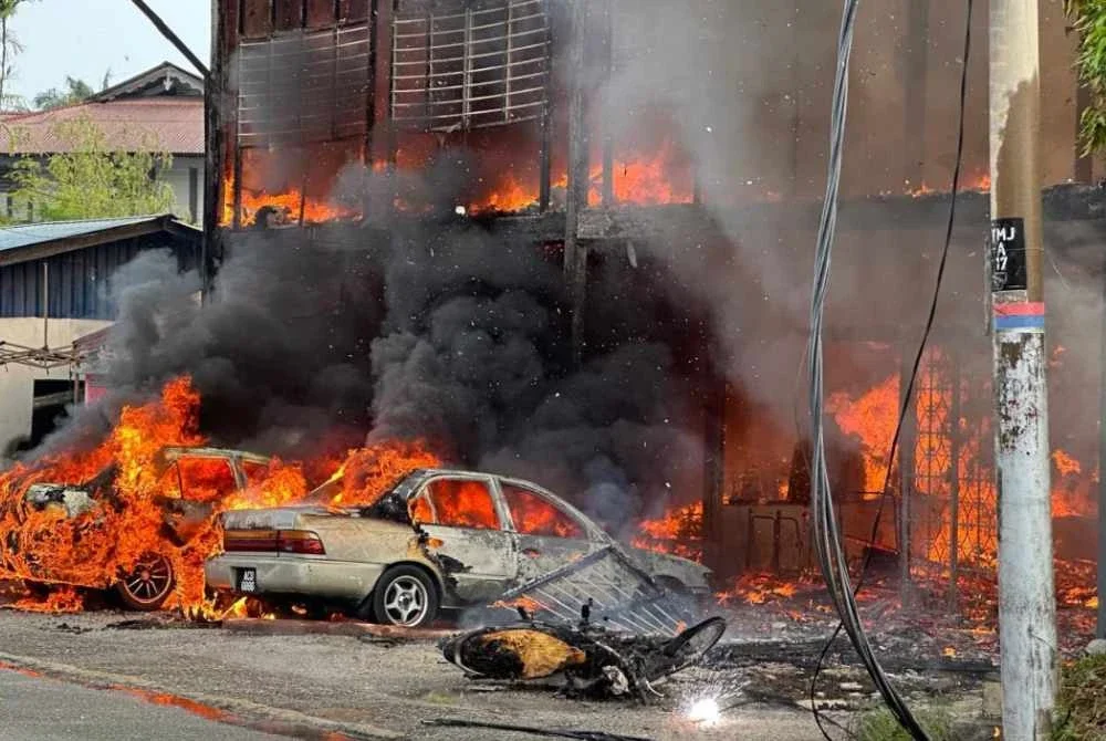 Dalam kejadian sekitar jam 9 pagi itu, Kiong Lee Yi, 19, dan Kiong Bao Yi, 14, ditemui maut dalam kebakaran membabitkan dua rumah berkembar dua tingkat.