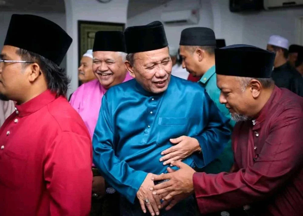 Ismail menunaikan solat Jumaat bersama masyarakat setempat di Masjid Kariah Beting, Kuala Pilah.
