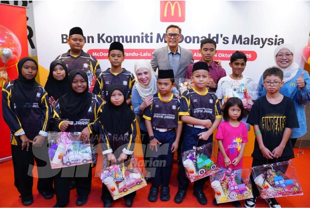 Azmir, Melati dan Shamsidar bergambar bersama anak-anak dari Rumah Kasih
Harmoni Paya Jaras, Persatuan Kanak-Kanak Trinity Selangor dan Yayasan
Sunbeams Home. Foto: Mohd Halim Abdul Wahid
