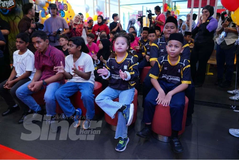 Kanak-anak dari Rumah Kasih Harmoni Paya Jaras, Persatuan Kanak-Kanak Trinity
Selangor dan Yayasan Sunbeams Home berkumpul untuk meraikan sambutan hari
jadi bersama. Foto: Mohd Halim Abdul Wahid