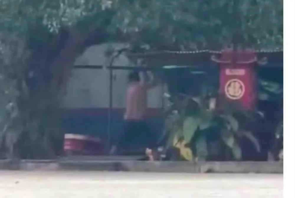 Tangkap layar video tular kejadian seorang lelaki memukul warga emas bertubi-tubi dalam kejadian di Permas Jaya, Johor Bahru semalam.