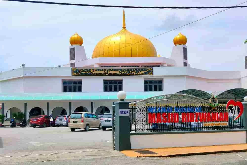 Masjid Ridzwaniah yang merupakan penerima manfaat Wakaf Diraja menjadi pusat ibadah dan kehidupan keagamaan masyarakat.