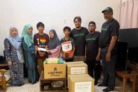 Ahli jawatankuasa PRGM yang diketuai Shanlee (tiga dari kanan) menyampaikan bantuan keperluan asas dan sumbangan tunai kepada keluarga Azira (empat dari kiri). Turut hadir, Pegawai Prihatin Sinergi PERKESO Melaka, Izrawati Ibrahim (kiri).