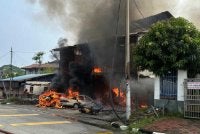 Kebakaran turut melibatkan empat kenderaan iaitu dua kereta Proton Saga, sebuah Proton Perdana dan sebuah motosikal.