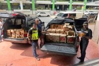 Hanif Yusabra (kanan) memeriksa minyak masak yang dirampas di Pasir Mas. - Foto:SINAR HARIAN/ADILA SHARINNI WAHID