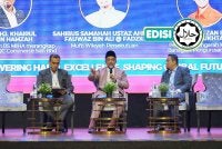 TURUT hadir sebagai ahli panel pada PEH25 tahun lalu termasuk Mufti Wilayah Persekutuan, Ustaz Ahmad Fauwaz Fadzil (tengah). 