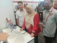 Fuziah (tengah) pada Majlis Perasmian Jelajah Pameran Francais Antarabangsa Zon Selatan di Paradigm Mall Convention Centre Johor Bahru pada Jumaat.

